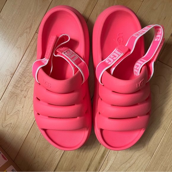UGG Bright Pink Slide Sandals NWT - Picture 2 of 7